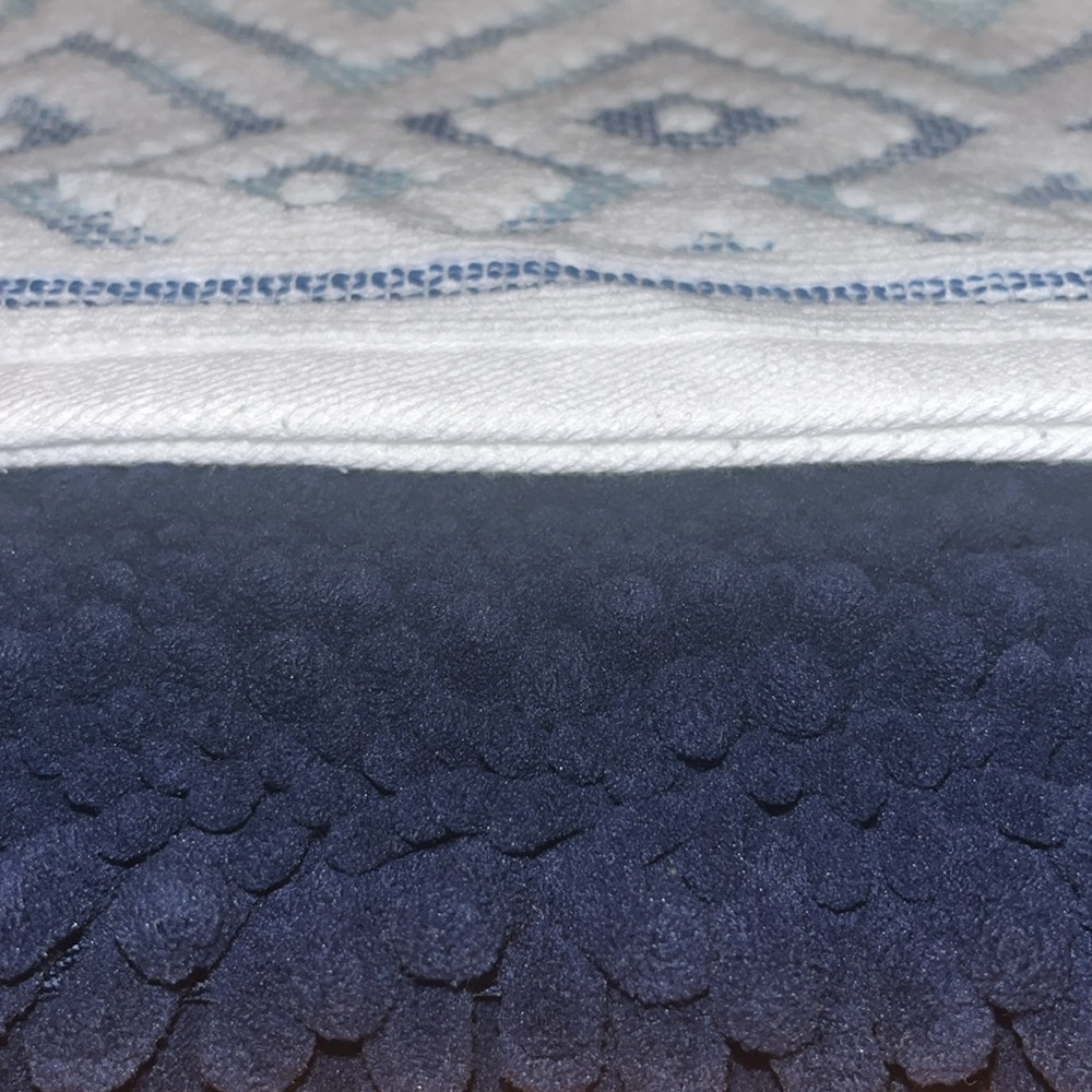 ⭐️🌴 Beau Monde Geometric Patterned Blue & White Towels w/Matching Bath Rug - Picture 3 of 10